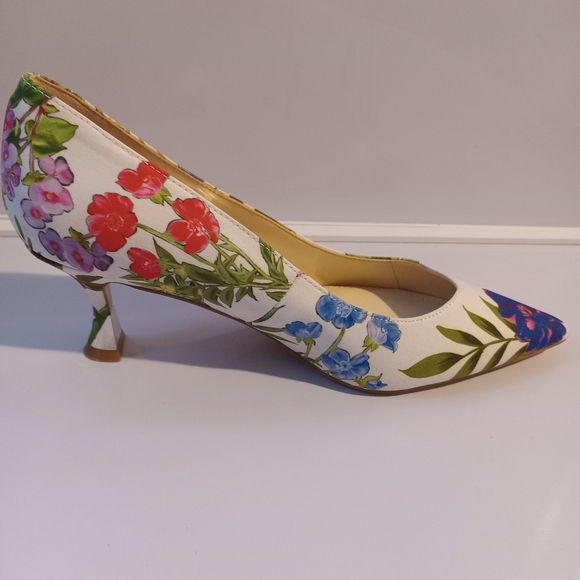 Nine West Shoes - Nine West Ariella 2 pump in the Blue Bouquet Floral Multi color Size 6
